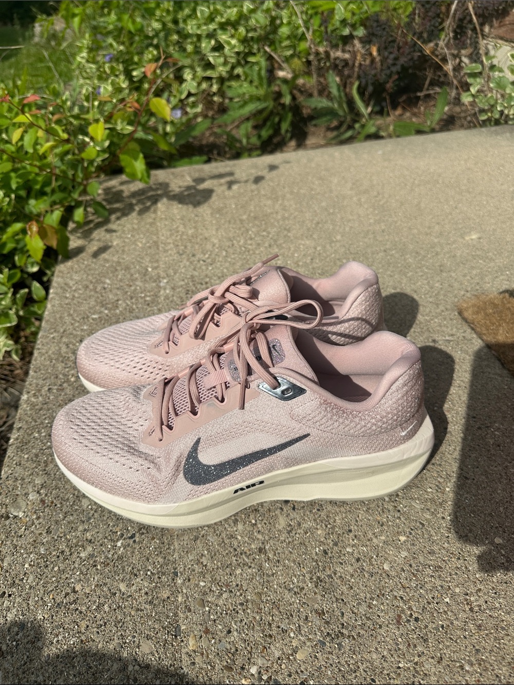 Nike Women's Dusty Rose with sparkly gray swoosh, Air Winflow size 10.5